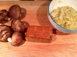 酸菜香菇豆干素饺子的做法 步骤1