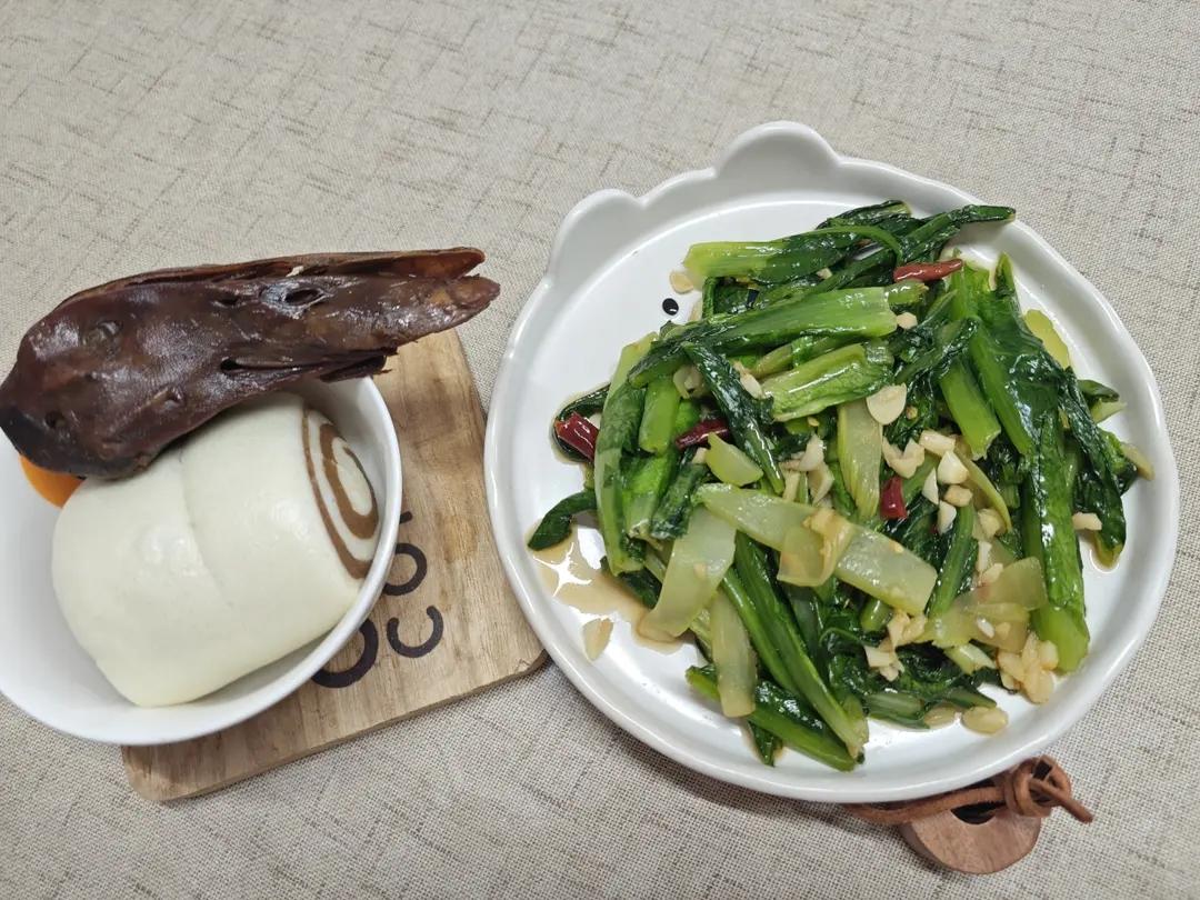 蒜蓉耗油清炒油麦菜，减脂快手菜，宝宝超爱，傻瓜步骤，屡试不爽，好吃且下饭，鲜香爽口！！