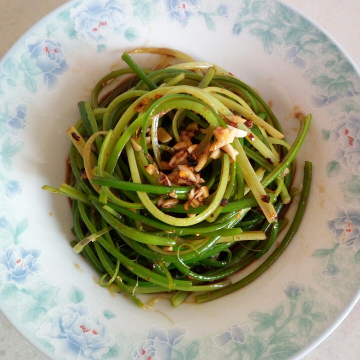 手撕蒜薹