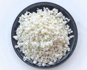 超好吃的减脂餐Cauliflower Rice（花椰菜饭）的做法 步骤2