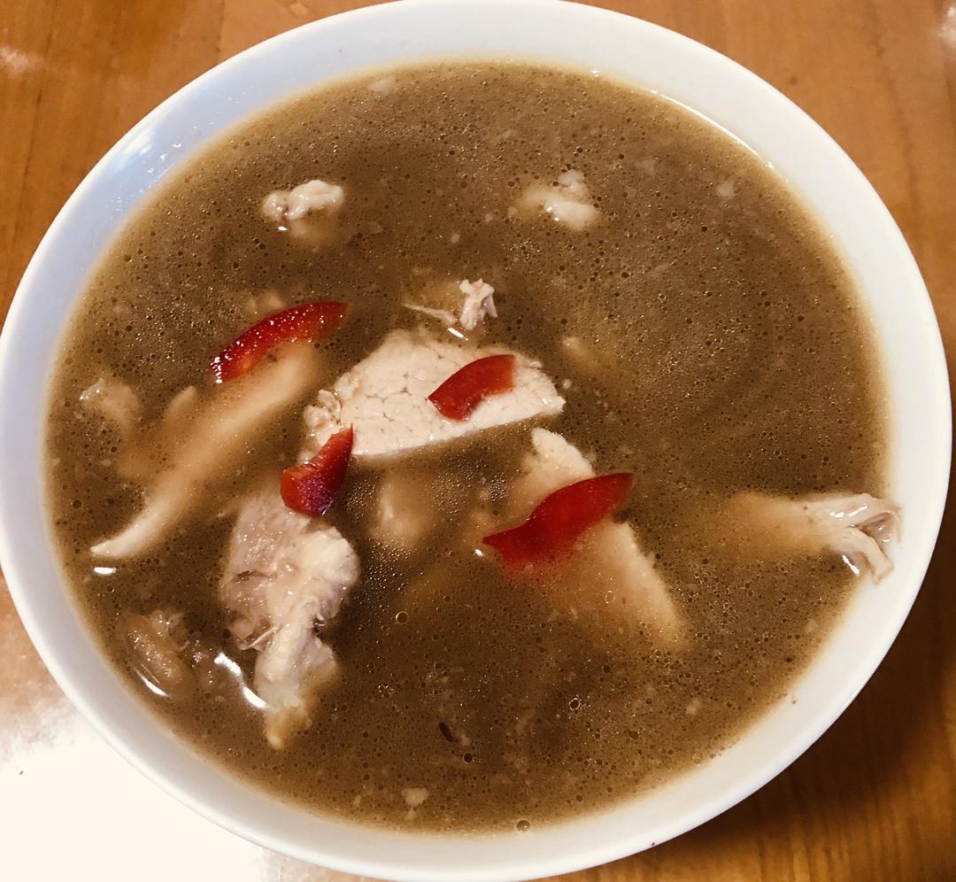 八宝炖鸡腿、猪精肉、猪杂骨汤的做法