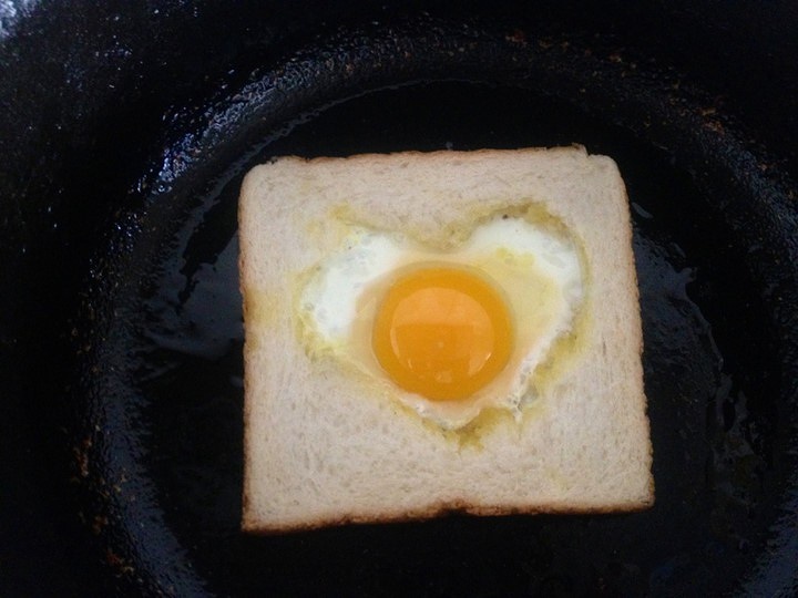 吐司面包加心形小煎蛋的做法
