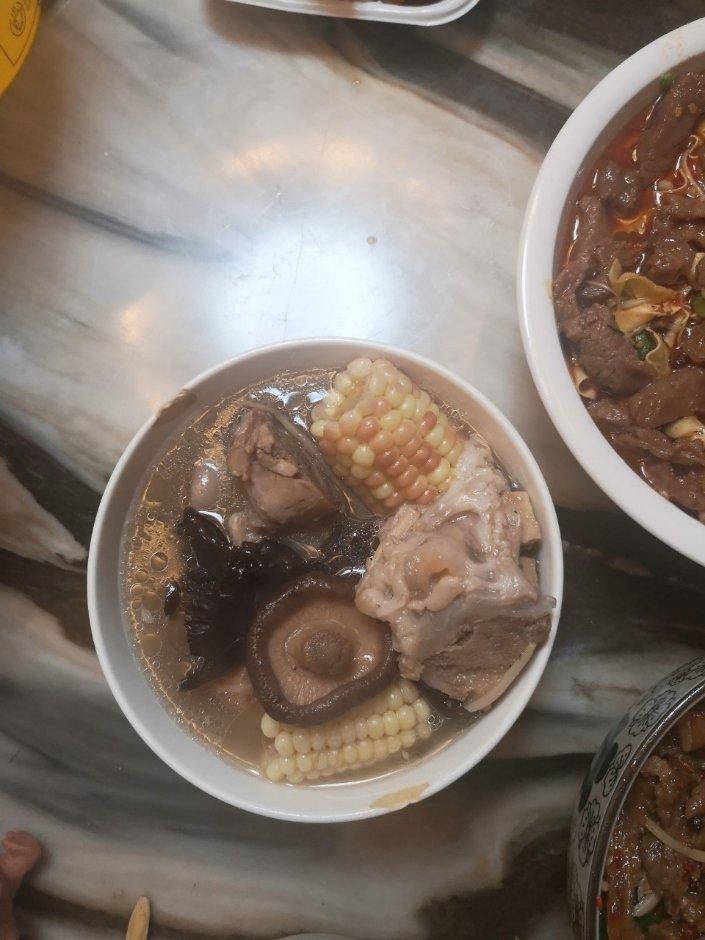 玉米胡萝卜炖大骨头汤