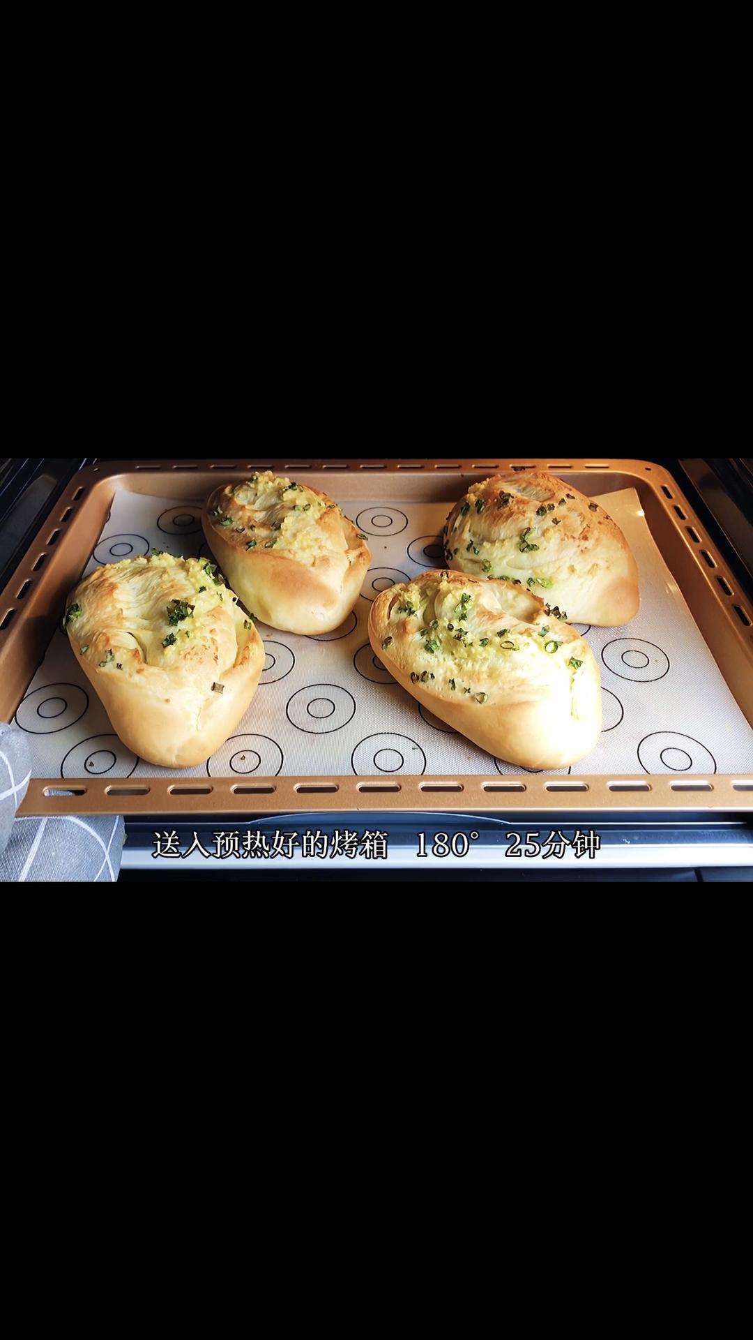 大型真香现场，蒜香和黄油的完美结合，汤种法烤出来的蒜香软欧包真是软到不知所措，香到没朋友！的做法