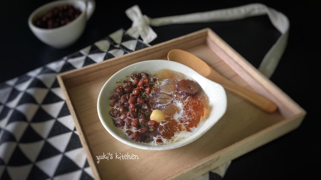 桃胶皂角米炖雪燕