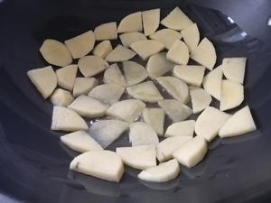 烩土豆的做法 步骤2