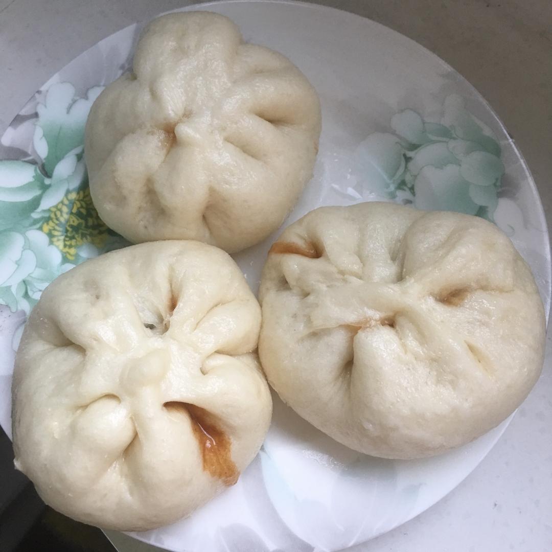 云朵般松软爆浆蜜汁叉烧包