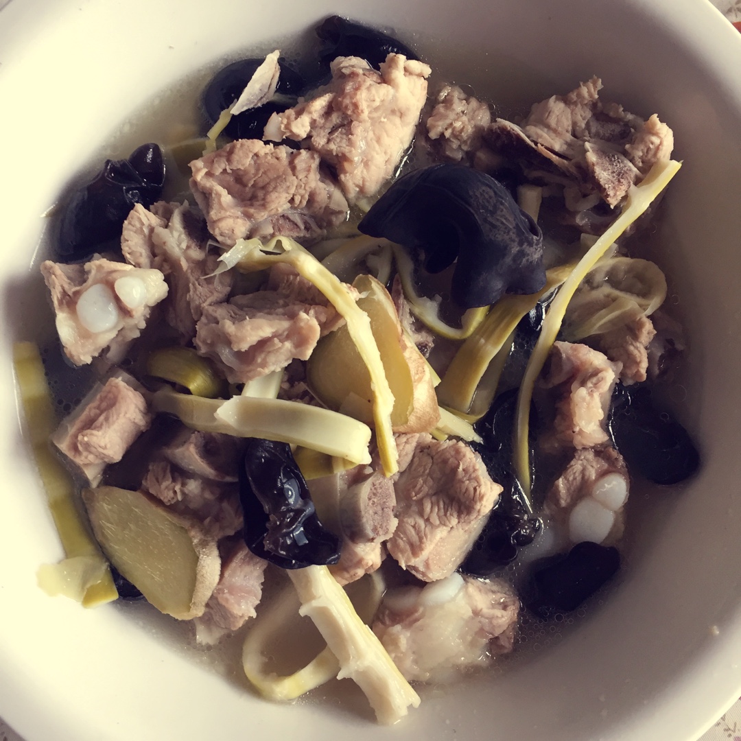 笋尖木耳排骨汤