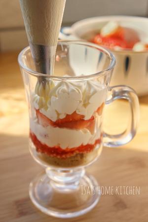 超简单的草莓奶油杯 Strawberry Trifle的做法 步骤14