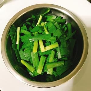 应季的味道，春末夏初，分分钟搞定清香鲜嫩----蚕豆炒韭菜的做法 步骤3