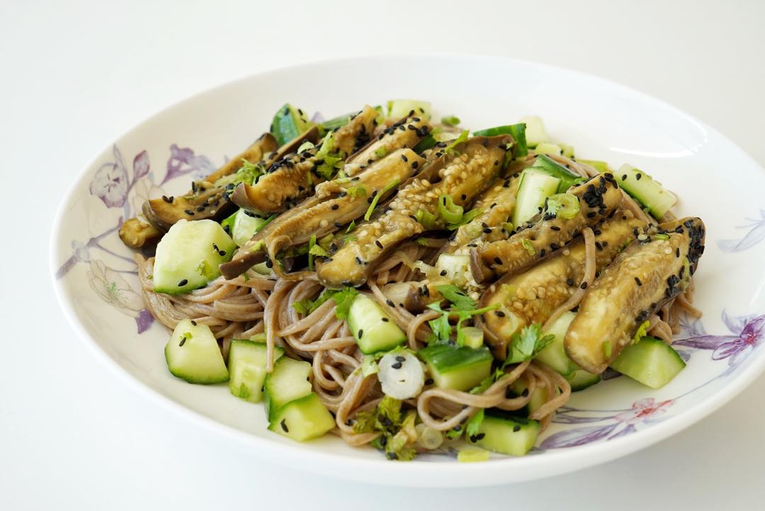 味噌茄子绿茶面和黄瓜沙拉［Miso aubergine，green tea noodle and cucumber salad］