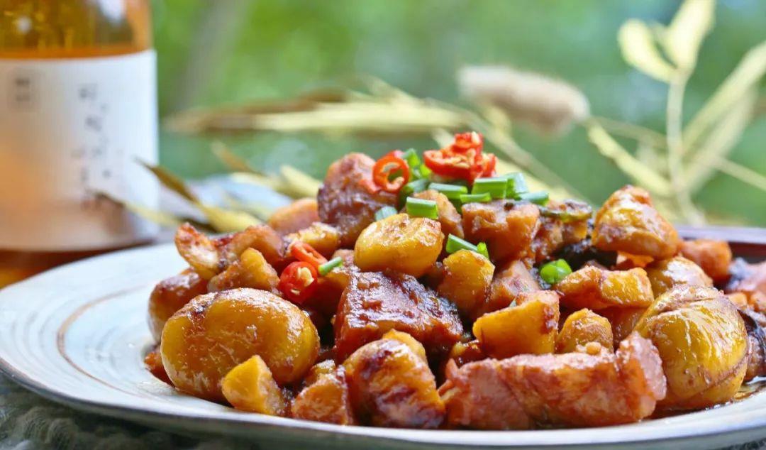 五花肉炖板栗的做法