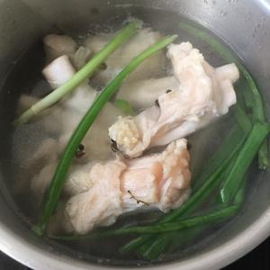 能提前准备的宴客菜：牛蹄筋冻（牛蹄筋的最佳打开方式之二）的做法 步骤2