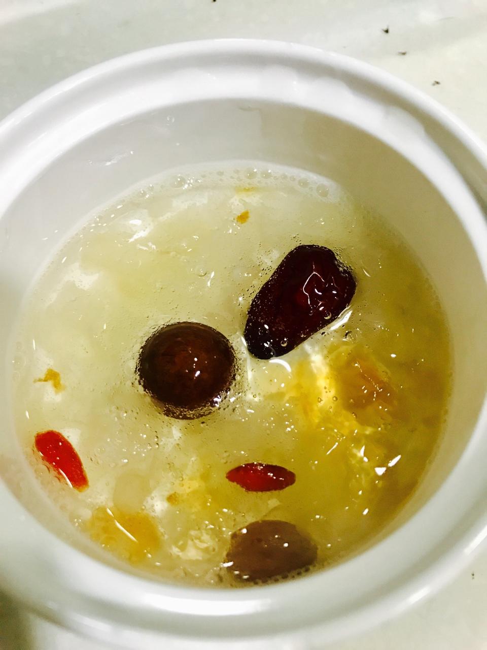 满满胶原蛋白的银耳汤