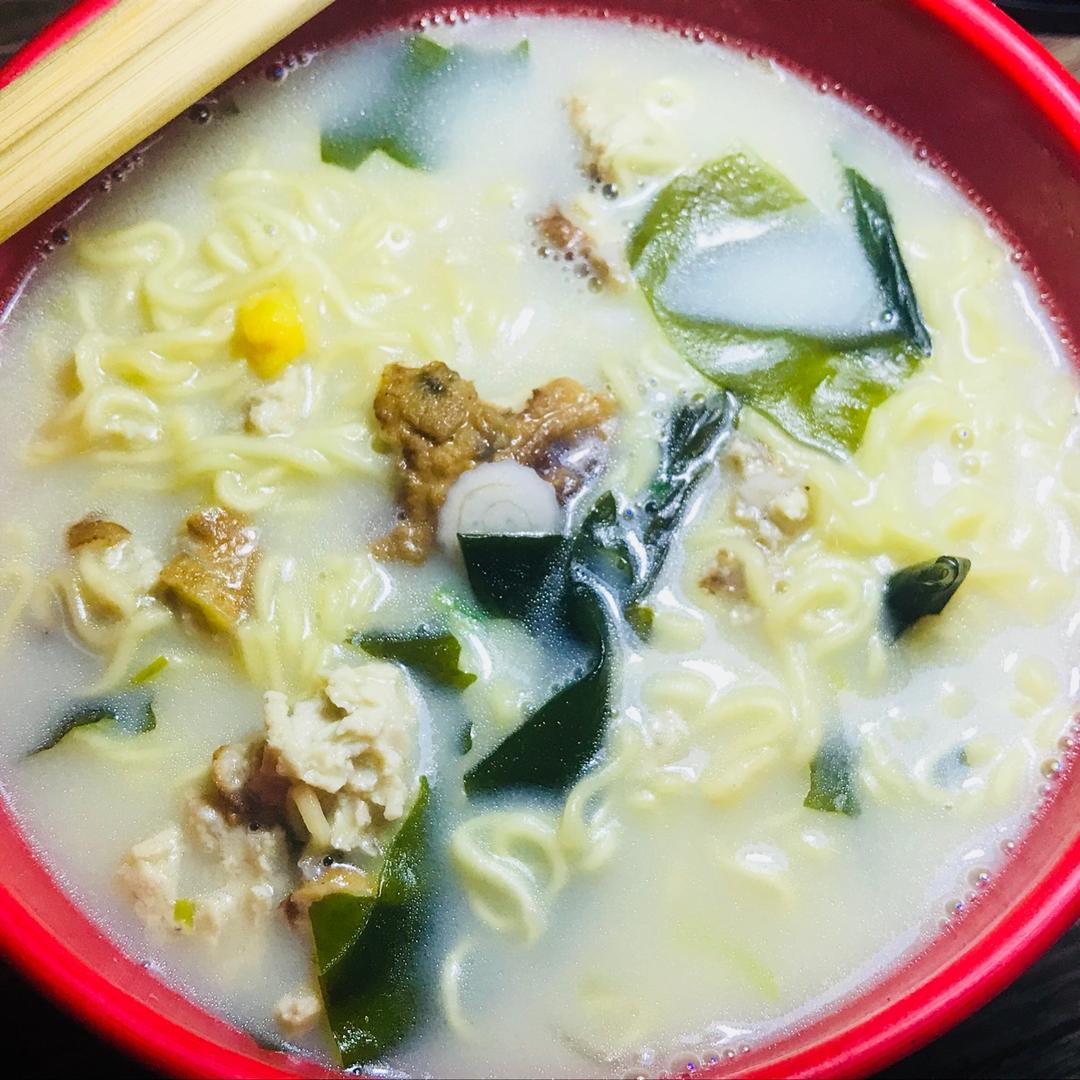 牛奶鲜虾鱼板面