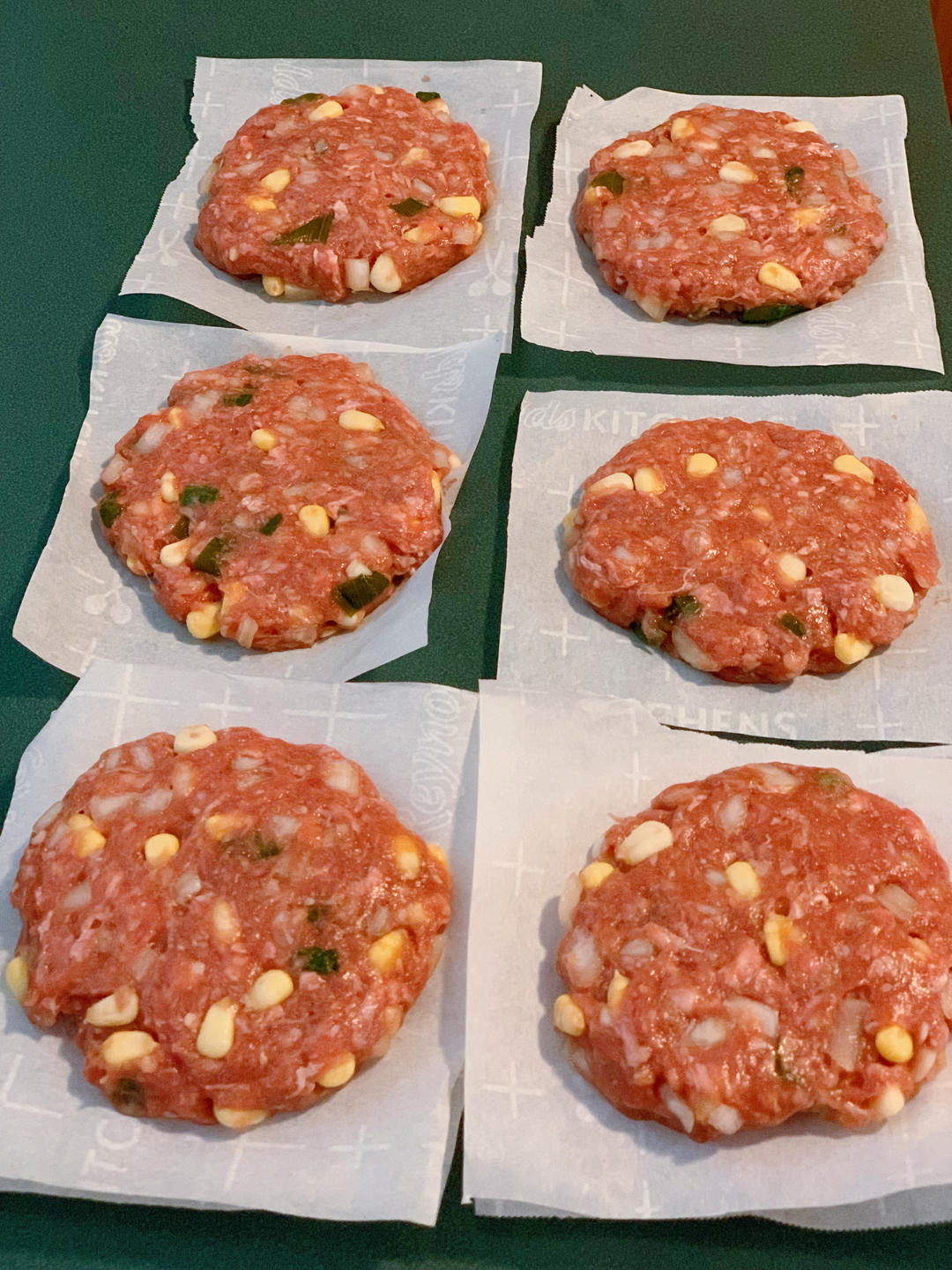 爆汁的牛肉汉堡肉饼