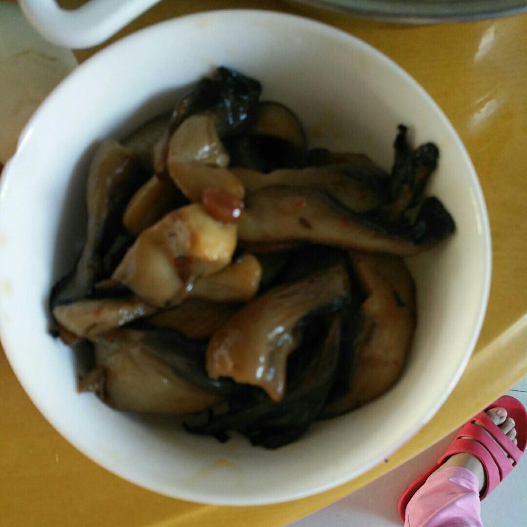 孜然蒜蓉辣酱炒鲜蘑