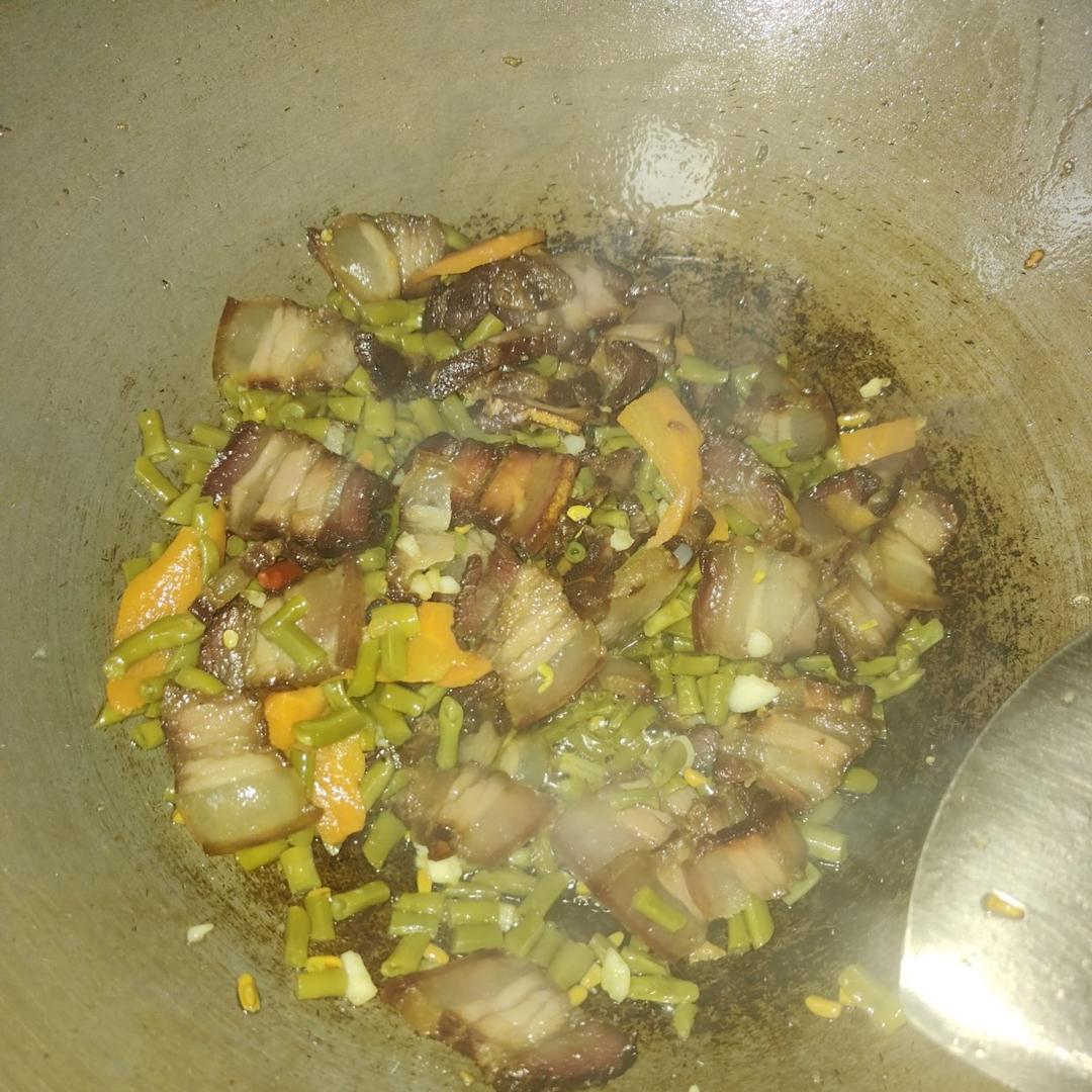 腊肉剁椒炒酸豆角