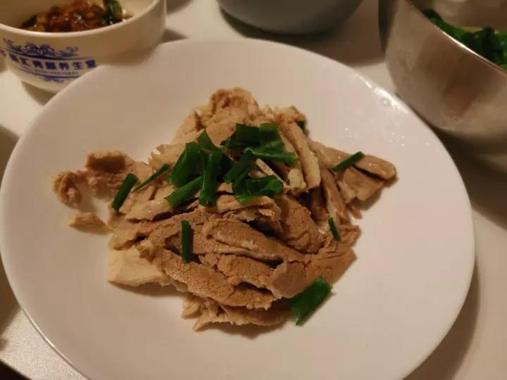 白切猪颈肉：最简单的猪肉做法，嫩滑又香浓！