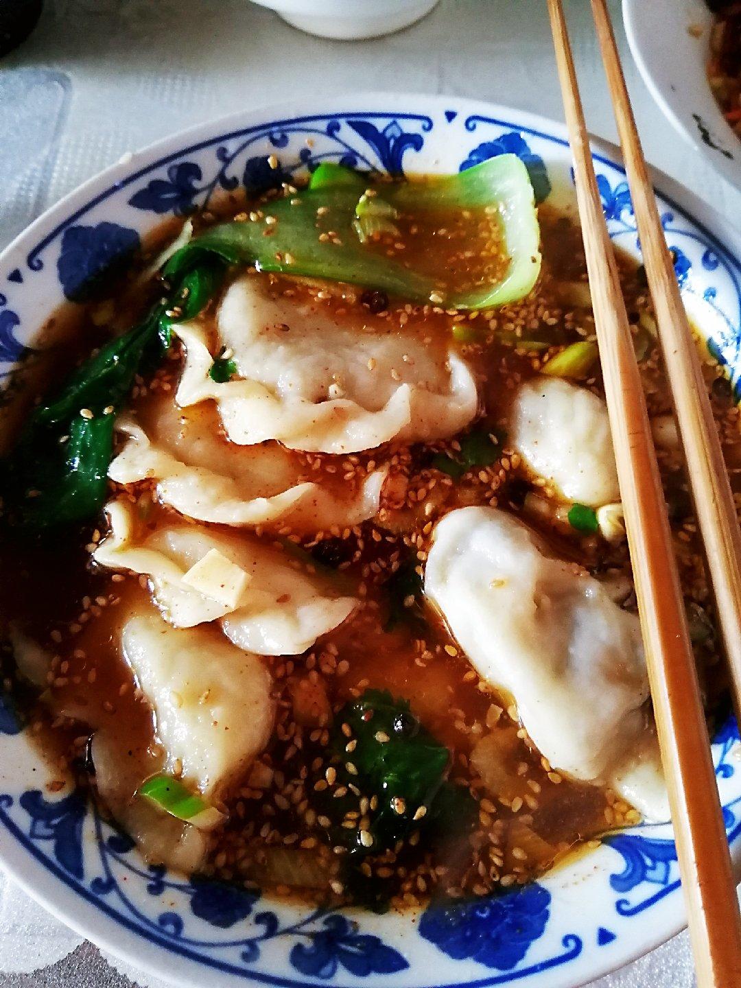 省时又便捷，没人能抗拒这碗酸汤水饺！🥟