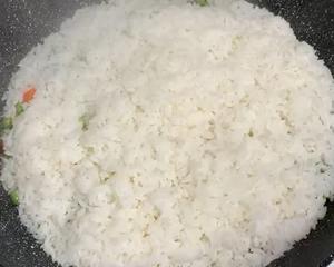 香喷喷滴😋“香肠豌豆洋芋焖饭”的做法 步骤12