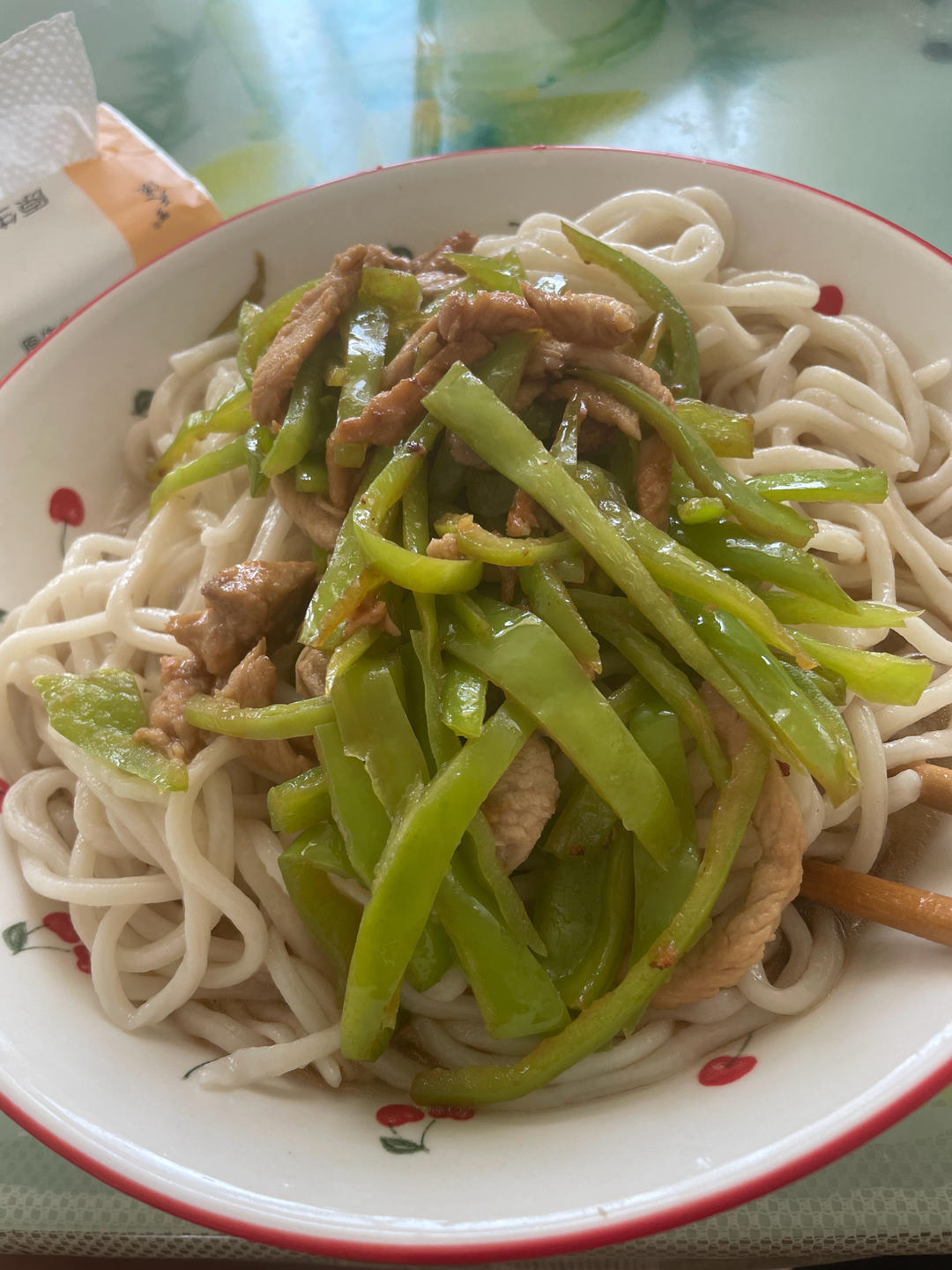 经典的家常菜，青椒炒肉丝，简单的食材也能做出如此美味