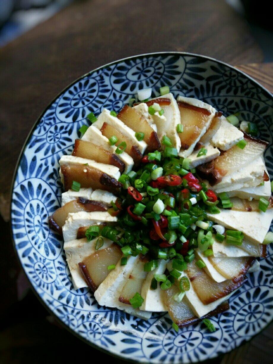 老豆腐蒸腊肉：豆腐的惊艳变身