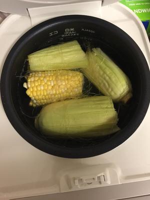 【电饭煲】煮甜玉米的做法 步骤2