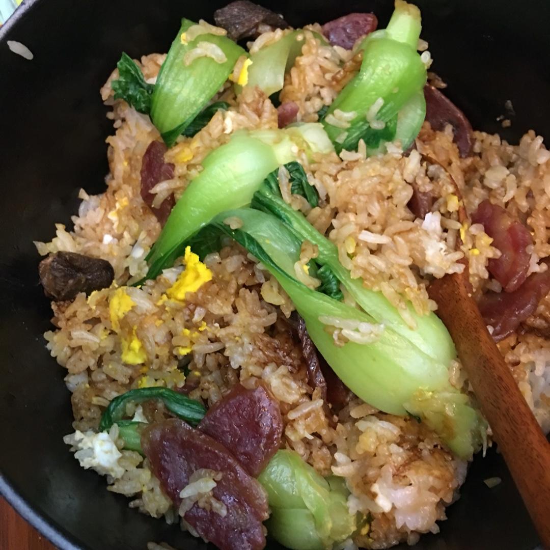 广式腊味煲仔饭
