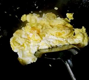 蒜片炒鸡蛋的做法 步骤1