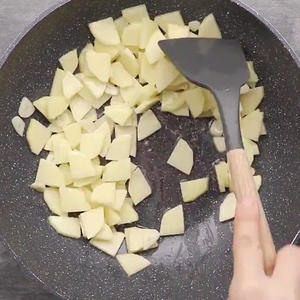 辣白菜炒土豆片的做法 步骤1