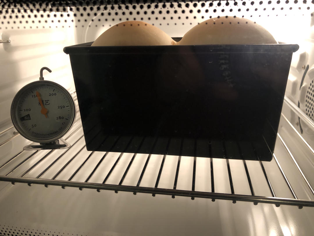 #我的厨房不能没有烤箱# @北鼎BUYDEEM @北鼎julia 7月烤箱第1次打卡——100%无糖无油全黑麦面包。要减肥，无油无糖全麦面包是首选。