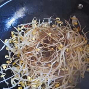 炒黄豆芽的做法 步骤6