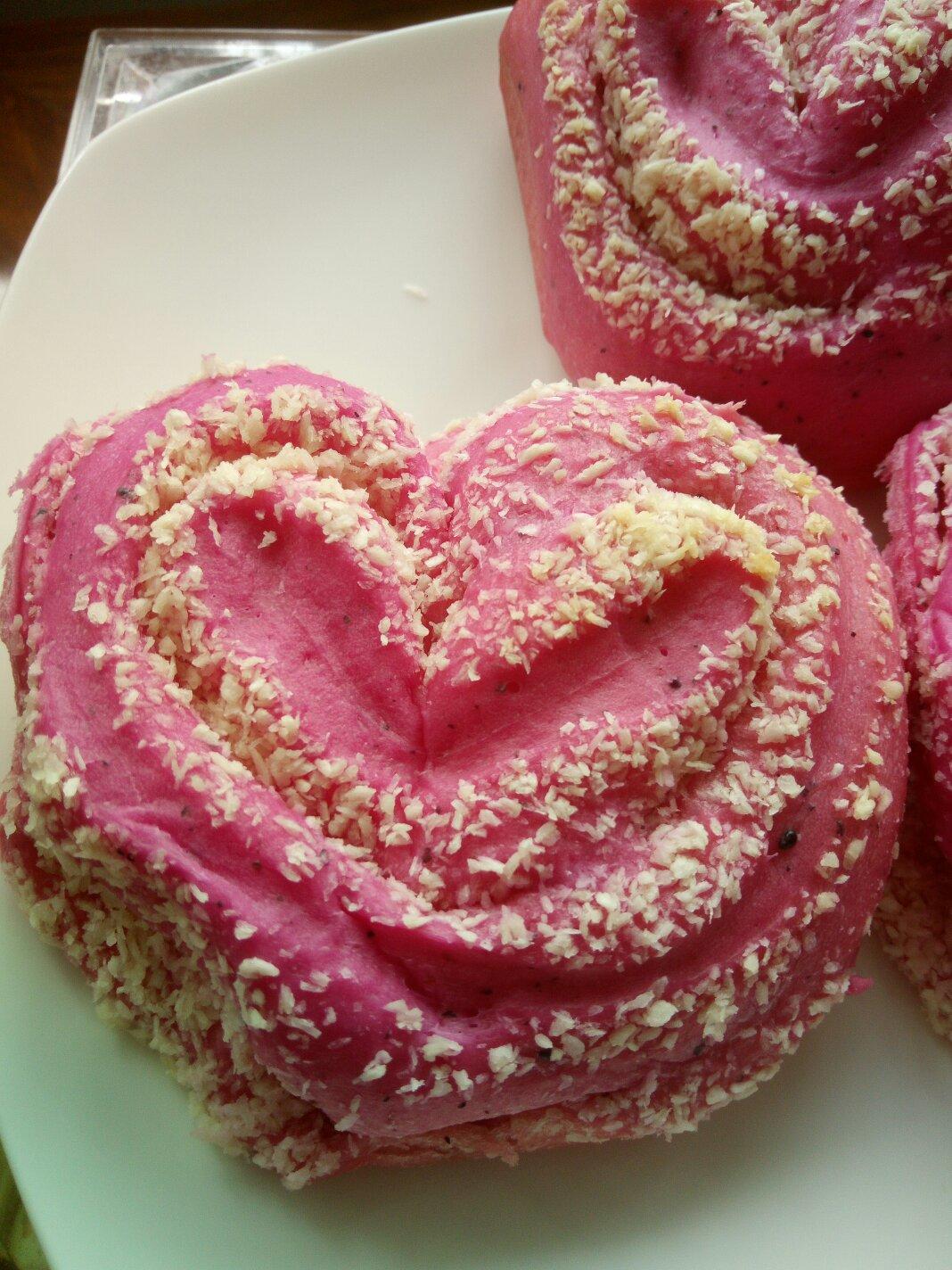 心形火龙果椰蓉面包