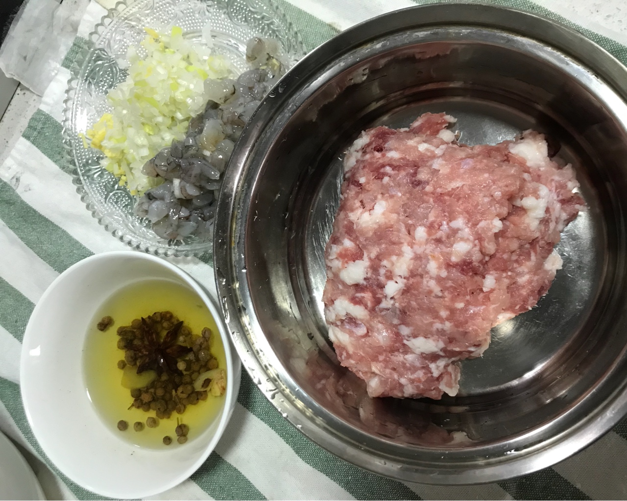 猪肉白菜虾仁饺的做法 步骤3