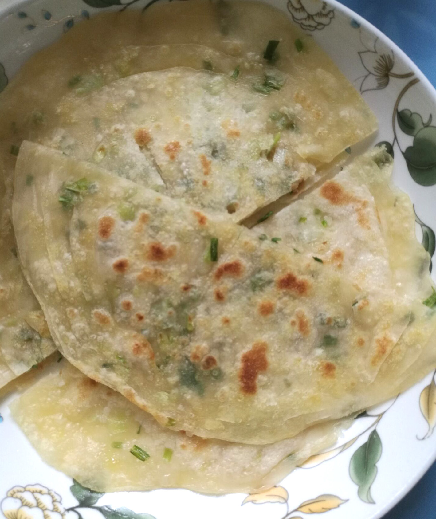 用饺子皮做葱油饼，没有听说过吧！分享啦，不防你也试试！