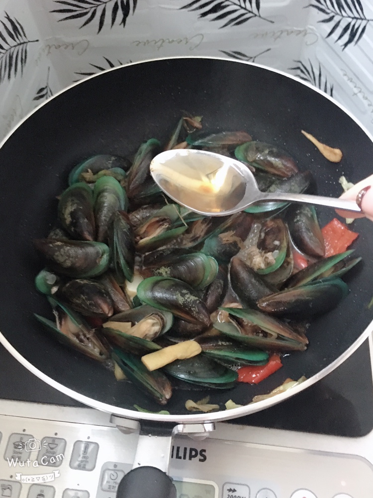 新手炒翡翠贻贝/青口贝(Green mussels)的做法 步骤6