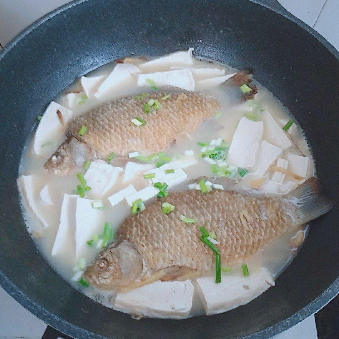 鲫鱼豆腐汤