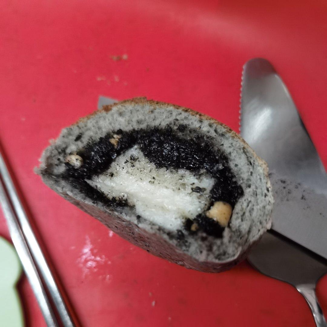 双倍黑芝麻麻薯面包