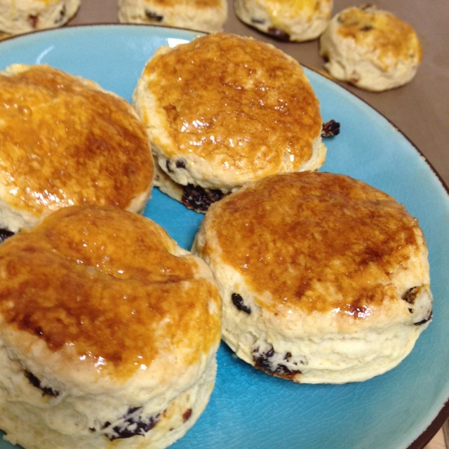 林易卯做的葡萄干司康scone w. raisin
