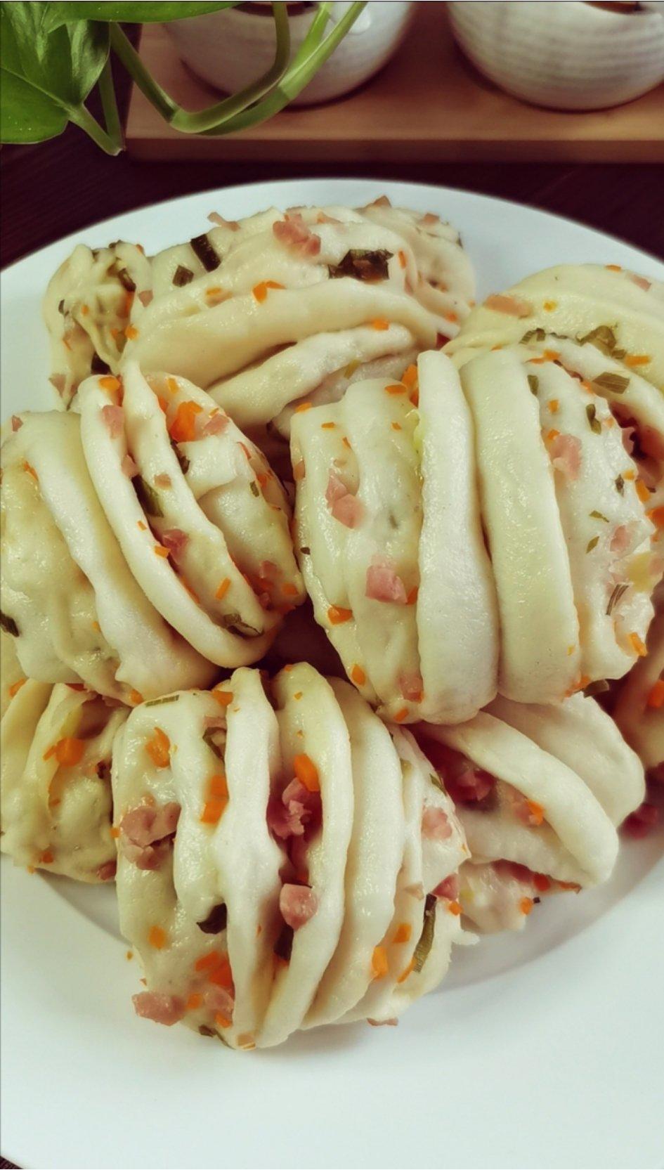 最好吃的火腿葱香花卷—附让葱不变黄的小窍门