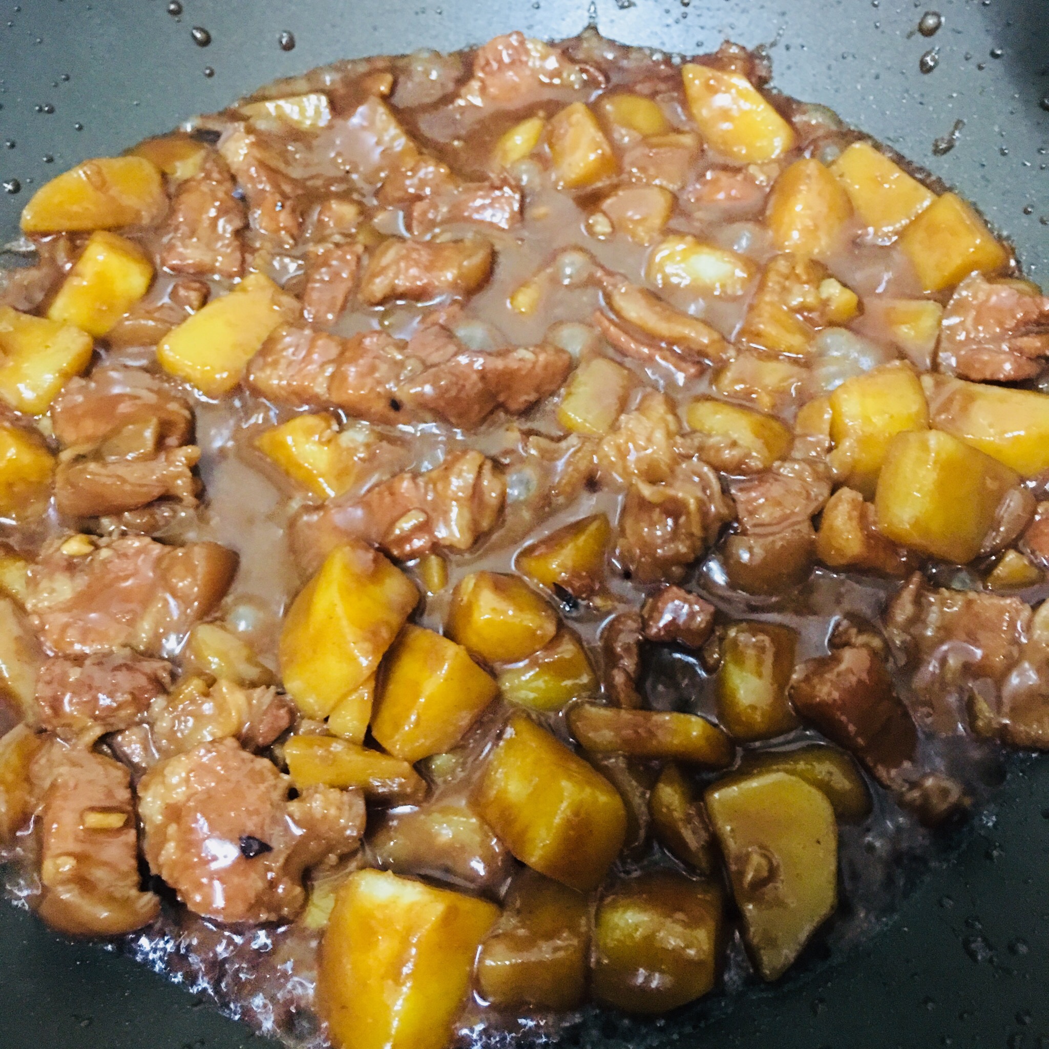 腐乳土豆炖五花肉的做法