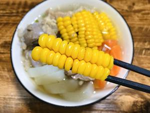 玉米萝卜筒子骨汤的做法 步骤12
