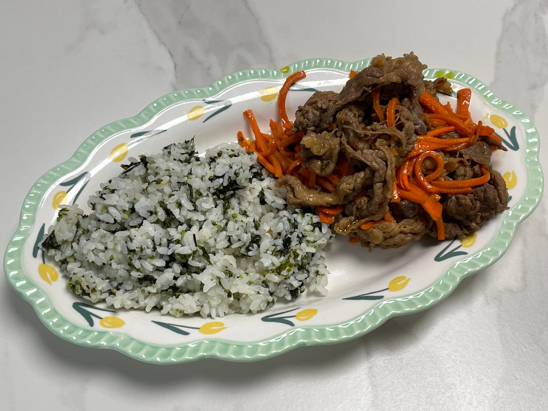 炒牛肉配海苔碎拌饭