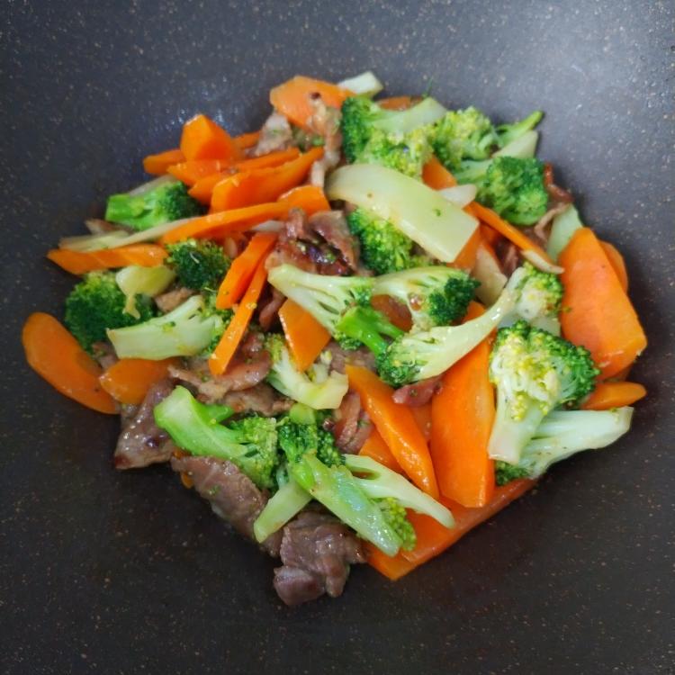 bun's流 西兰花红萝卜炒肉的做法