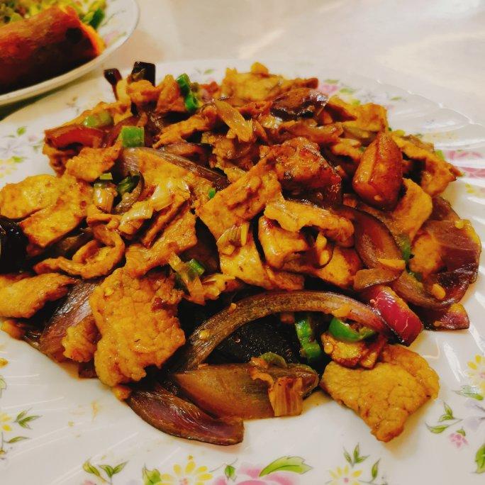 洋葱炒肉