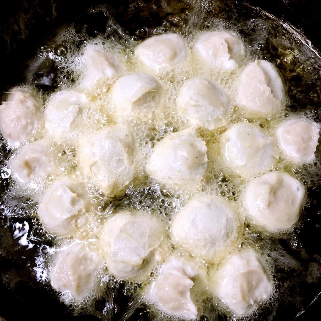 鲜美无比的自制炸鱼丸的做法 步骤8