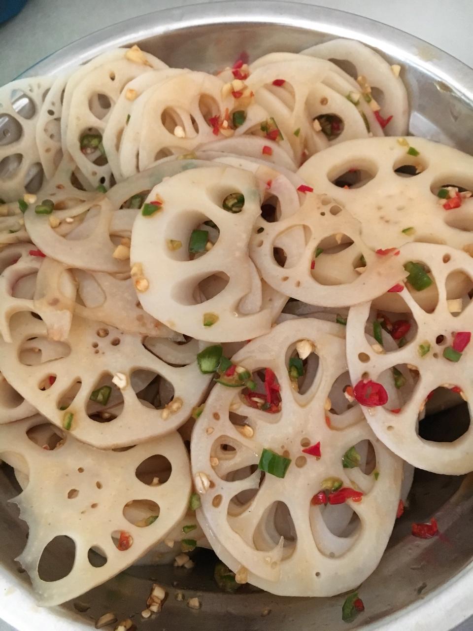 凉菜 凉拌藕片 麦姐很忙做的凉拌藕片 赞 莲藕,蒜,干辣椒碎,熟芝麻