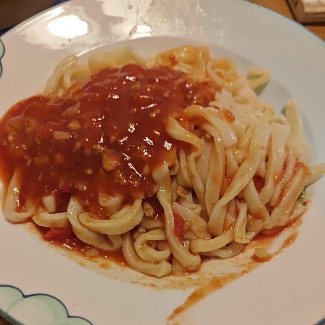 一碗根本不够的番茄肉酱面