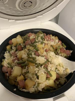 腊肠豆角土豆焖饭的做法 步骤4